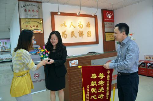 尊老爱老，奉献爱心 ——佛山市Z6尊龙美容保健品有限公司“敬老、爱老” 送产品活动